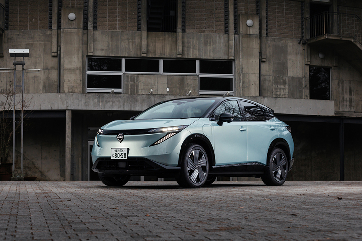 「日産アリア」のマイナーチェンジモデルが発売されたのは2026年2月のこと。この試乗車のボディーカラーは新規設定された「翡翠の光―ヒスイノヒカリ― プラズマグリーン×ミッドナイトブラック2トーン」（9万3500円）。