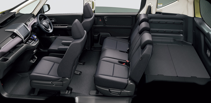 「フリード＋」の内装色はブラックのみ。メタル調の装飾パネルが用意されている。