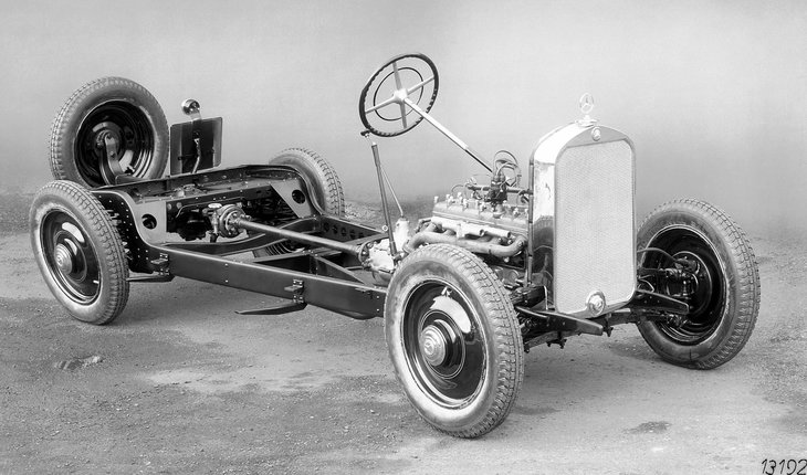 「メルセデス・ベンツ170」のランニングシャシー。同車は世界で初めて四輪独立懸架を採用した量販モデルだった。