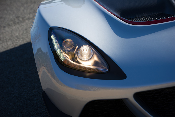 “380”シリーズの特徴である“隈（くま）取り”付きのハロゲン式ヘッドランプ。スモールランプやウインカーはLED式となっている。