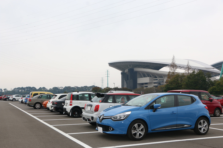 会場に隣接する“臨時スペース”の駐車場もこの通り。新旧のイタフラ車であふれかえっていた。またMINIやBMWなど、イタフラ車以外で会場を訪れたクルマ好きたちのマイカーも、こちらに止められていたようだ。