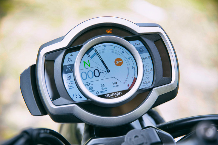 見やすく、操作性にも優れたフルカラーのTFTデジタルメーター。2種類の表示レイアウトが用意されている。