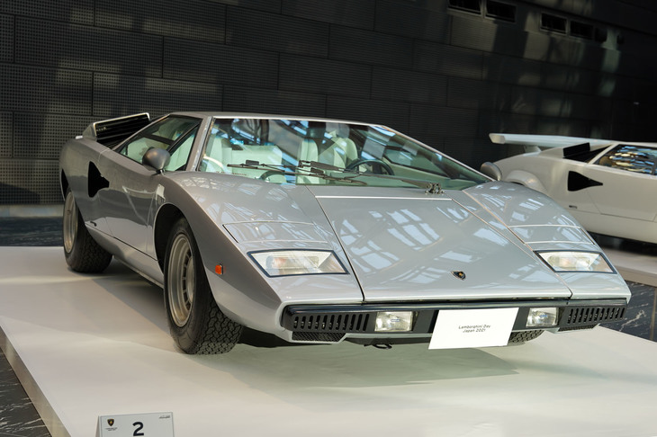 「カウンタックLP400」（1977年）。デリバリーされた当時の塗装を今もキープしている。長年にわたってランボルギーニのテストドライバーを務めたバレンティーノ・バルボーニ氏のサイン入り。