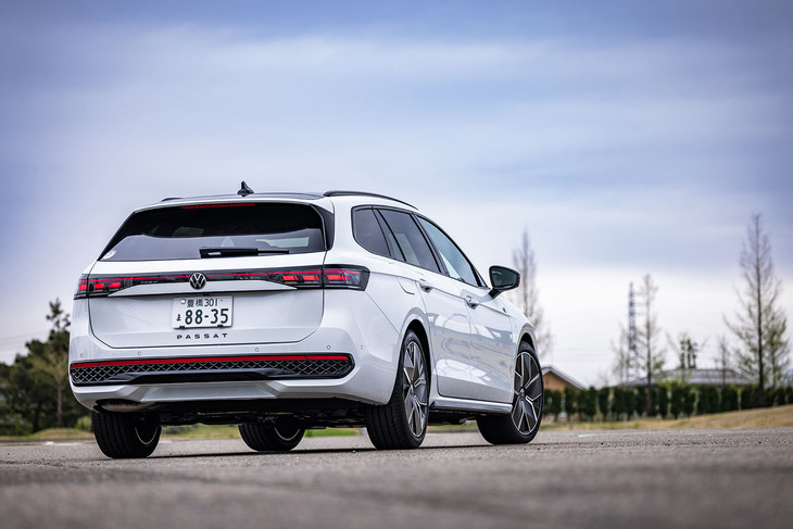 今回の試乗車は、「オリックスホワイトMoPE」のボディー色に、「グラナディブラックメタリック」と呼ばれるルーフ色を組み合わせたツートンカラーをまとっていた。このコンビカラーはオプションの「Rラインパッケージ」選択時のみオーダーできる。