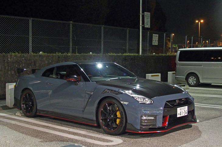 今回の試乗車は「NISMO」専用となる新色の「NISMOステルスグレー」をまとっていた。日産によれば、2022年モデルの「GT-R NISMOスペシャルエディション」は、約半数がこのボディーカラーでオーダーされたという。