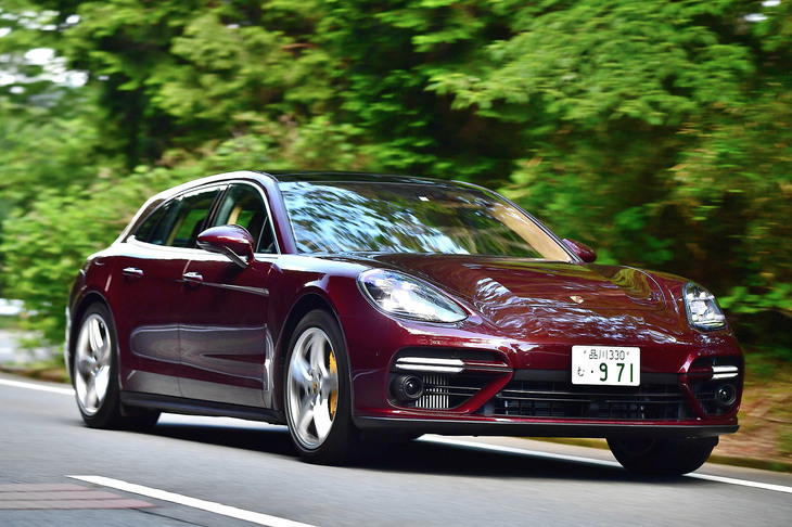 ボディーサイズは全長×全幅×全高＝5049×1937×1432mm。全高が5mm高いことを除いては標準モデルのセダンと変わらない。写真のボディーカラーは「バーガンディレッドメタリック」。