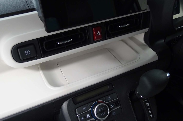 ダイハツ・ムーヴ キャンバス ストライプス（スマートフォンの非接触充電トレー）