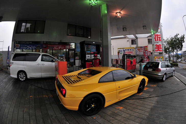 1979年公開の映画『マッドマックス』では、ガソリンが血よりも貴重な近未来の荒廃した世界が描き出された。ガソリンスタンドが減っていく未来は、そんな感じなのだろうか？