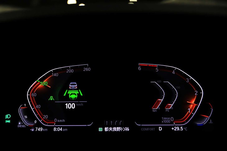 ACCやステアリング＆レーンコントロールアシストの作動状況は、車両とステアリングホイールのグラフィックを用いて、メーターパネル左側に表示される。