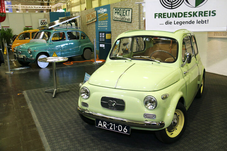 「シュタイヤー・プフ500」（手前）は、「フィアット500」のオーストリア版として、1957年に生産開始された。エンジンはシュタイヤー・プフ自製の水平対向2気筒が搭載されていた。