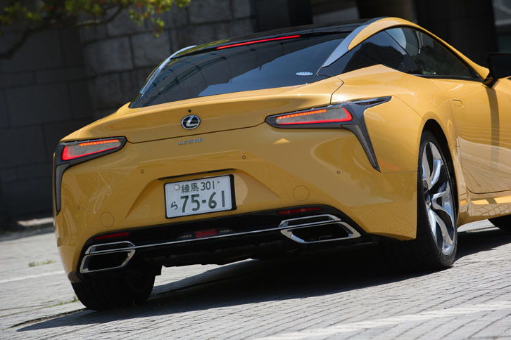 リアに向かってキャビンが絞り込まれていく様子がよくわかるカット。フロントまわりと同様、リアのデザインも独特で、まさに唯一無二。