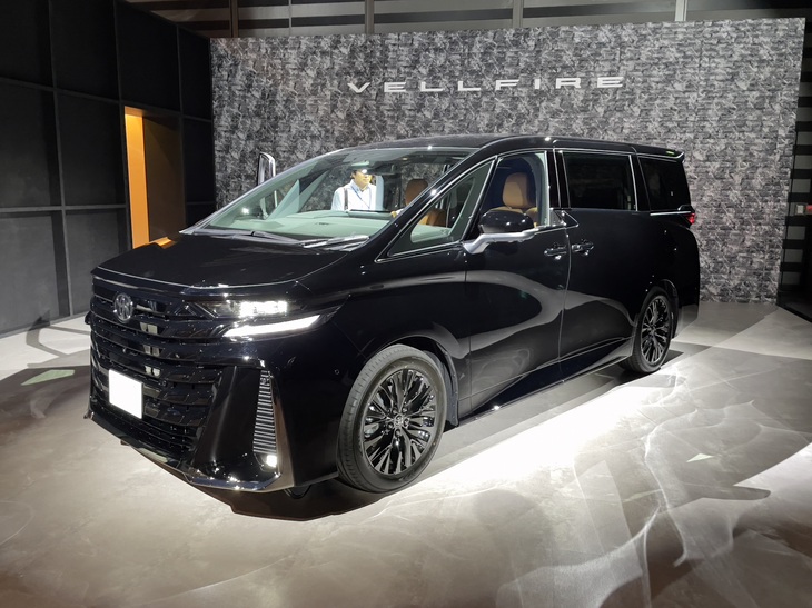 先代モデルでは人気が「アルファード」に偏っていたため、新型「ヴェルファイア」（写真）はより走りに振ったキャラクターで再起を図る。