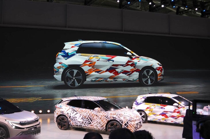 フォルクスワーゲンはBEVの「ID.」シリーズにも従来モデルの名称を使用することを決定。ディスプレイに映し出されている2026年発売予定の「ID. ポロ」は、その第1弾となる。