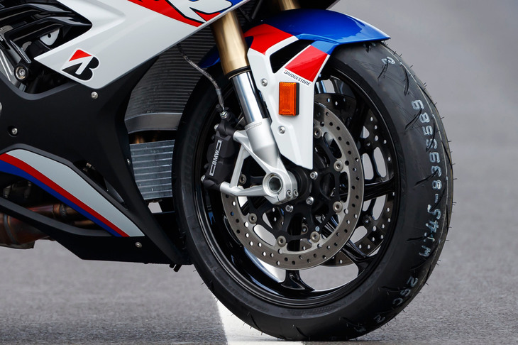 タイヤサイズは前が120/70ZR17、後ろが190/55ZR17。ブリヂストンの「バトラックス ハイパースポーツS21」が純正装着される。