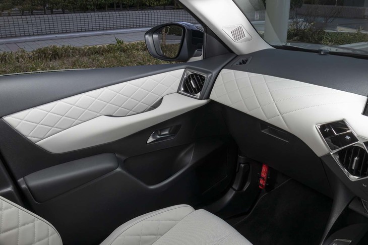 助手席前方のパネルからドアの内張りまで、ダイヤ形のステッチで飾られる。