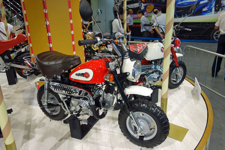 「モンキー」（1999年）。新排出ガス規制と新騒音規制に対応した4ストロークOHCエンジンを搭載した。価格は19万1000円。