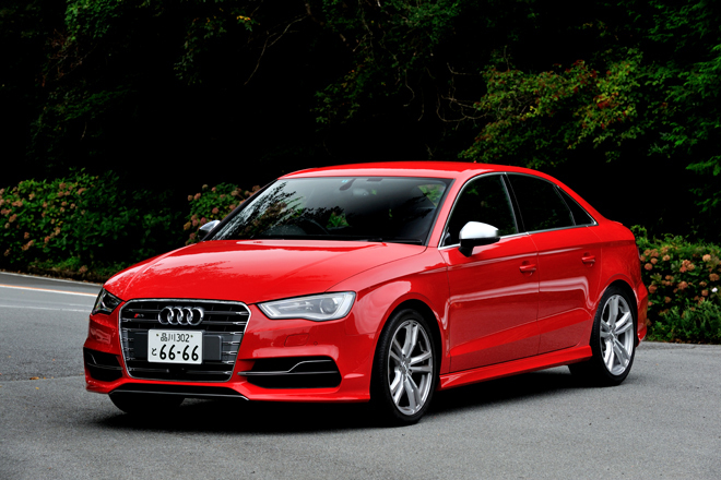 アウディS3セダン
    ボディーサイズ：全長×全幅×全高＝4470×1795×1380mm／ホイールベース：2630mm／車重：1520kg／駆動方式：4WD／エンジン：2リッター直4 DOHC 16バルブ ターボ／トランスミッション：6AT／最高出力：285ps/5300-6200rpm／最大トルク：38.8kgm/1800-5200rpm／タイヤ：（前）225/40R18 （後）225/40R18／車両本体価格：585万円