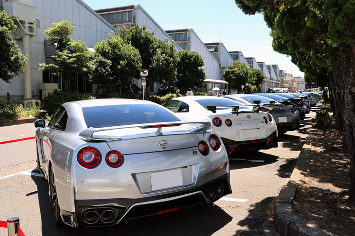 「日産GT-R」（R35）越しに見る、ノコギリ形の屋根が特徴的なエンジン工場。日曜でも稼働していた。