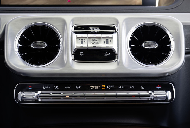 エンジン車で前後とセンターのデフロックスイッチが並んでいるところが「Gターン」「Gステアリング」「ローレンジ」に変わっている（エンジン車のローレンジスイッチは別の場所にある）。