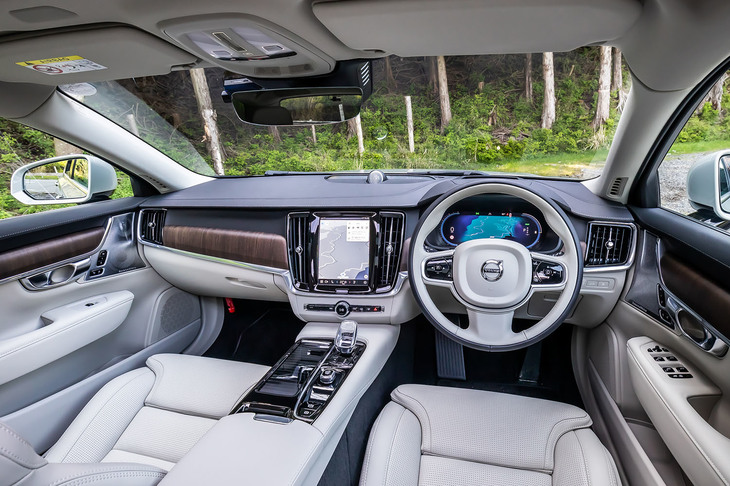 北欧テイストのデザインや素材が用いられた「V90」のインテリア。Googleと共同開発された新しいインフォテインメントシステム「Google Apps and Services」を全グレードに標準採用している。