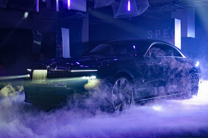 来場者の前に姿を現す「ロールス・ロイス・スペクター プロフェシー」。