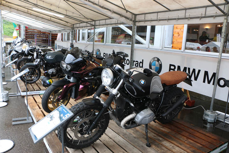 BMWカスタム車両のコンテスト「インディビジュアライジング コンテスト」も実施。1次審査を通過した車両のみが展示されているというだけあって、いずれのマシンもユーザーの熱い思い入れが伝わってくる仕上がりのものばかり。どれも個性とカッコ良さが光るバイクばかりだけに、投票者は皆、どれを選ぶかかなり迷っている様子だった。