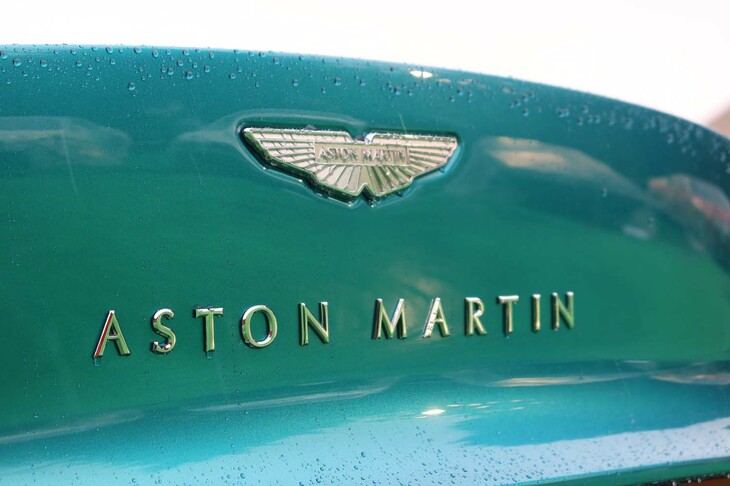 アストンマーティン・ヴァラー（リアエンブレム）