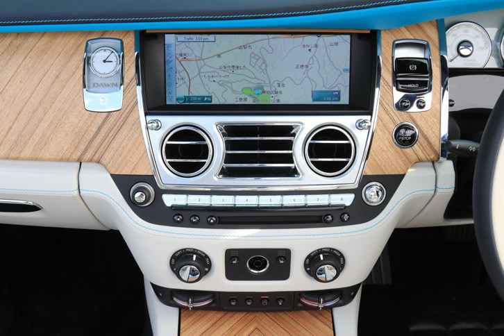 「ドーン」のセンタークラスターの様子。イグニッションをオンにすると木目のフタが開き、インフォテインメントシステムのモニターが現れる。