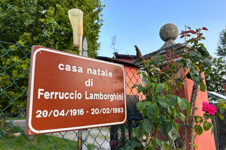 イタリアで歴史的名所を示す茶色のプレートが掲げられていた。かつては無かったものだ。