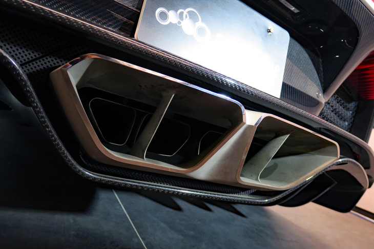 ブガッティ・シロン（エキゾーストパイプ）