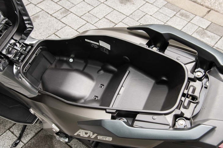 シート下の荷室容量は27リッター。フルフェイスヘルメットがひとつ収納できる。フロントには、アクセサリーソケット付きのインナーボックス（容量2リッター）も。