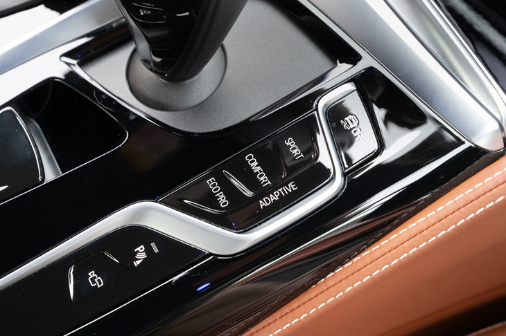 センターコンソールに配されたドライブモードの選択スイッチ。制御の種類は「スポーツ」「コンフォート」「エコプロ」「アダプティブ」の4種類で、「M5」に備わるような複雑な調整機能は付いていない。