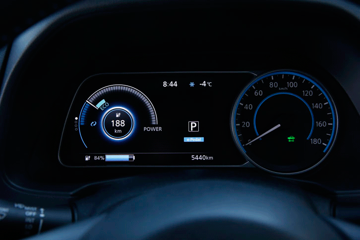 アナログ式のメーターと7インチディスプレイを組み合わせたメーターパネル。（写真をクリックすると表示バリエーションが見られます）