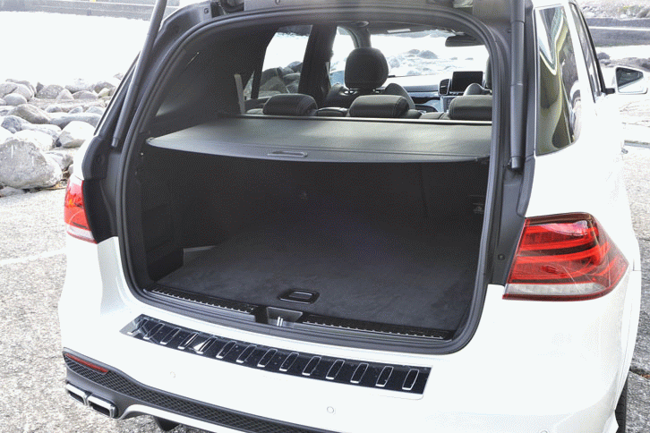 荷室容量は690～2010リッター（VDA方式）。後席はダブルフォールディング式。（クリックすると荷室のバリエーションがご覧いただけます）