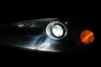 レンズの洗浄ですっかり明るさを取り戻したヘッドランプ。「ワタシのクルマ、こんなにヘッドランプが明るかった＆白かったのか……」と感慨もひとしお。