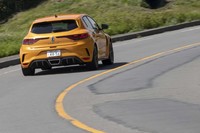 「メガーヌR.S.」は「4コントロール」と名づけられた4輪操舵システムを装備。優れた旋回性と走行安定性を実現する。