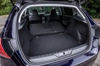 フルフラットにはならないが、後席のシートバックを倒せば最大容量は1309リッターに達する。テールゲート下端の地上高は約 690mm、最大幅は約1060mmと、荷物の出し入れがしやすいのも特徴だ。