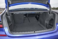 後席の右側および中央席を前方に倒して、荷室容量を拡大した状態。背もたれのリリースレバーはトランクルームの開口部上辺に設けられている。