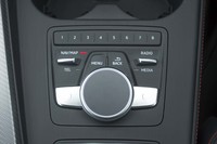 ダイヤルとボタンを組み合わせたインフォテインメントシステムの操作デバイス。ダイヤルの上面は文字入力可能なタッチパッドになっている。