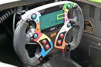 脱着式のステアリングホイール。たくさんボタンがあるが、この日に使ったのは裏側にあるパドルだけだった。