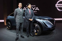 両モデルのデザインを指揮した同社専務執行役員グローバルデザイン担当アルフォンソ・アルバイサ氏（左）と中畔邦雄氏（右）。