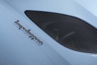 ボンネットはCFRP製。エアアウトレットの脇には「Superleggera」の文字が添えられる。