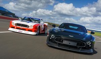 フロントにV12エンジンを搭載するワンオフモデルの「アストンマーティン・ヴィクター」（写真右）と、1970年代にルマン24時間耐久レースに参戦した「アストンマーティンV8 RHAM/1“マンチャ―”」（同左）。2台の試乗インプレッションをイギリスからお届けします。（photo：Dean Smith）