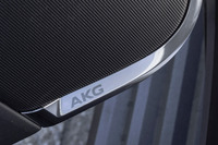 ドアスピーカーに描かれた「AKG」のロゴ。AKGとはオーストリア・ウィーン発祥の音響機器メーカー／ブランドで、70年の歴史を誇るまさに名門だ。