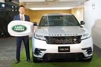 ビッグキーを両手に抱えた吉田選手。実際の車両については現在調整中とのことだが、アンバサダーに就任した吉田選手には、「ランドローバー・レンジローバー」が贈られる。