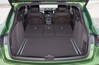 40：20：40分割可倒式の後席をたたみ、積載スペースを最大化した状態の荷室。スクエアな空間が広がる。