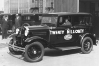 「フォード・モデルA」
	1903年に設立されたフォード・モーター・カンパニーは、大衆のための自動車の提供を目指していた。開発したモデルにAから順番に名を付け、1908年の「モデルT」でその目的を達成する。同車のみを20年にわたり生産した後、フォードは工場をストップさせて後継モデルの開発に専念。新型車には新たにAの名が与えられた。
	 