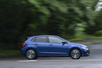 バンパー形状の見直しによって全長が4085mmに拡大している。