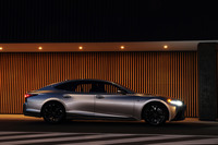 開発陣のもくろみ通り、大幅なコンフォート性能の向上を果たした「レクサスLS」。ドイツ勢のライバルと戦うべく、今後もさらなる進化に期待したい。