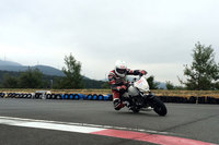 富士スピードウェイ・カートコースにて100ccのミニバイク「ホンダ・エイプ100」で特訓中。12年ぶりにバイクでサーキットを走り、翌日から1週間ほど、超筋肉痛で真っすぐ歩けなかった。